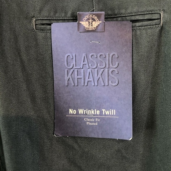 NEW WITH TAGS Docker No Wrinkle Twill Classic Fit Pleated Pants - Picture 3 of 11